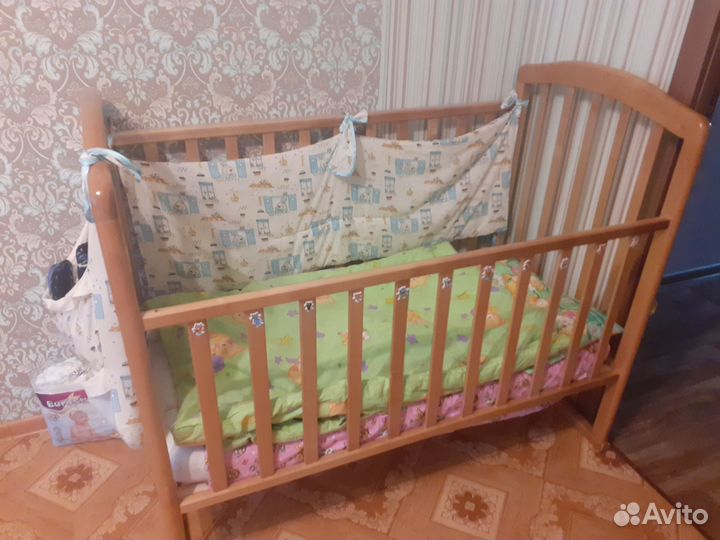 Детская кроватка с маятником