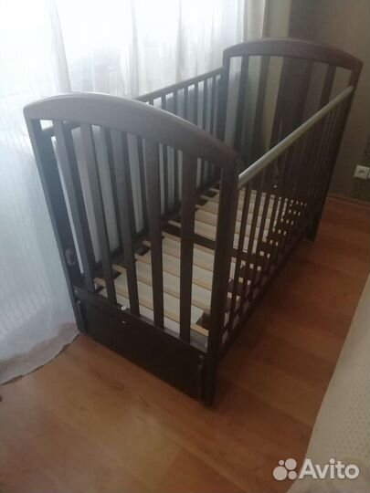 Детская кроватка с маятником