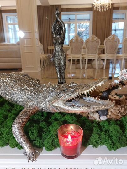 Серебряное чучело крокодила с Золотыми зубами