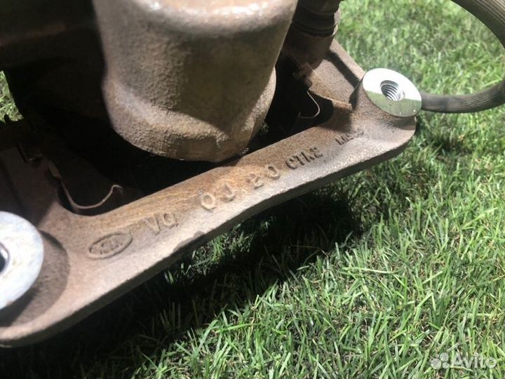 Суппорт задний левый Kia Carnival VQ D4HB 2011