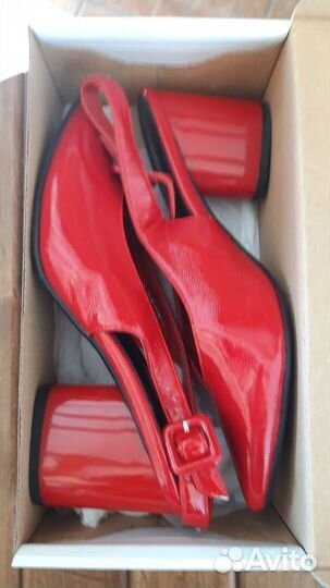 Босоножки лаковые