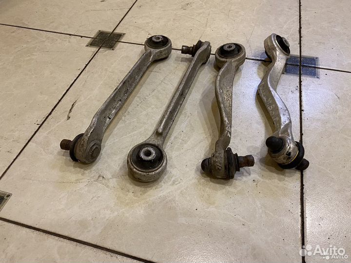 Рычаг передний правый верхний Volkswagen Passat B5