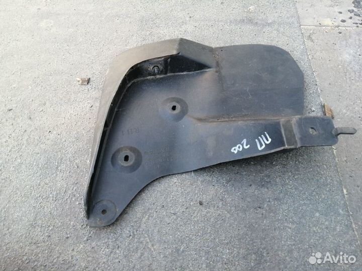 Брызговик передний правый Toyota Land Cruiser 200