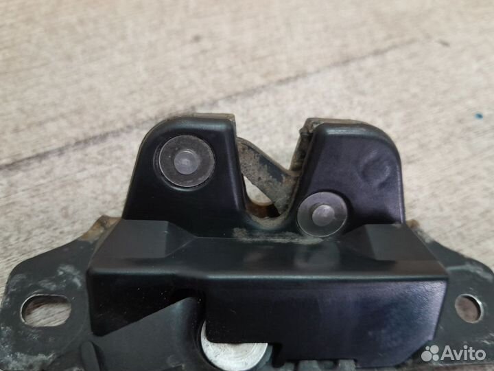 Замок двери багажника верхний левый Citroen Berlin