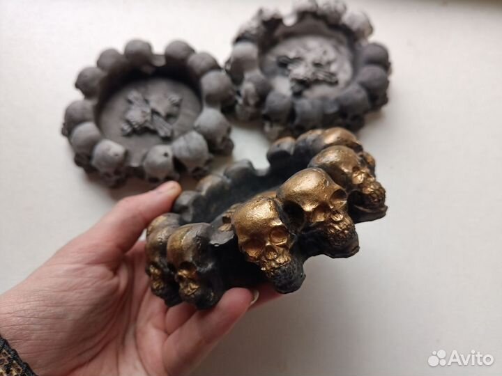 Пепельницы из гипса с черепами