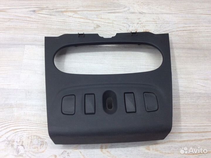 Накладка (кузов внутри) Renault Logan K7MA812 1