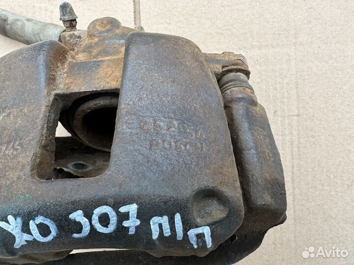 Суппорт передний правый Peugeot 307