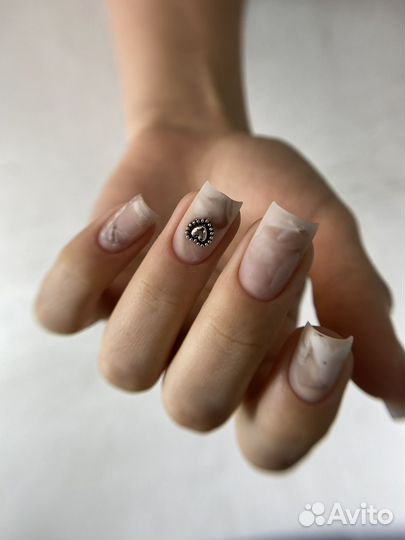 Модель на наращивание ногтей