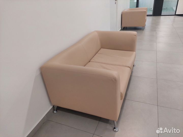 Кожаный диван и кресло