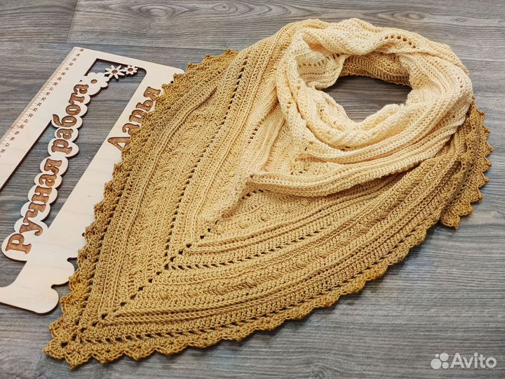 Бактус вязаный крючком женский