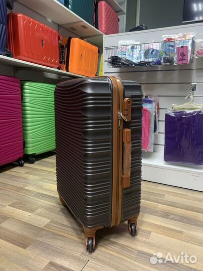 Чемодан на колесах средний