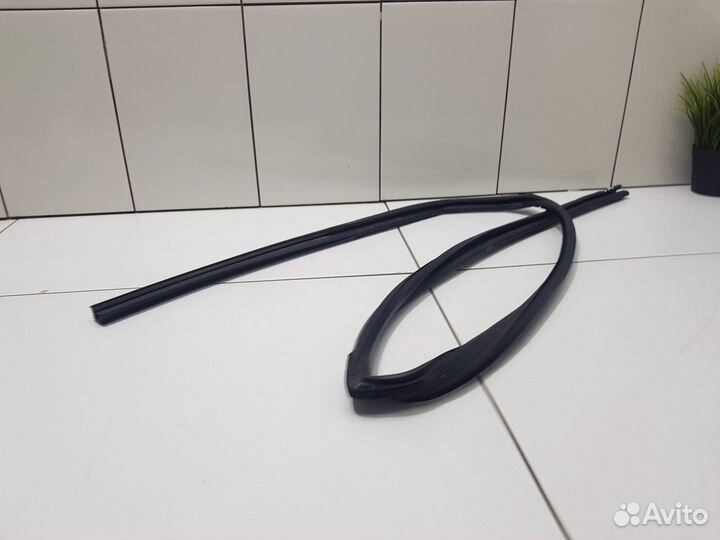 Уплотнитель заднего правого стекла (Geely Coolray)