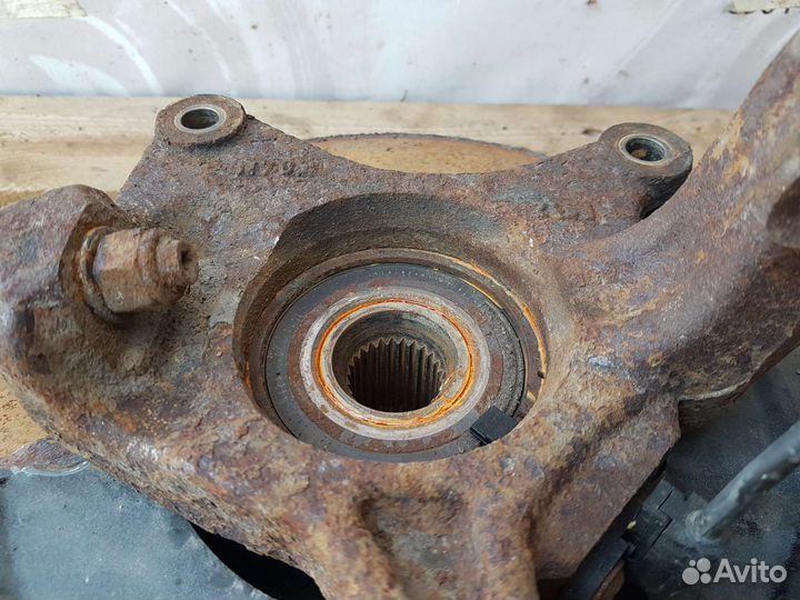 Кулак передний правый Renault Duster 1 F4RA 2L 4WD