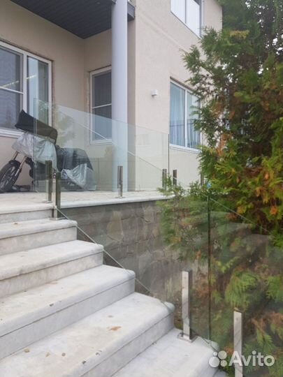 Стеклянное ограждение для лестницы