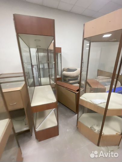 Торговые витрины и стеллажи бу