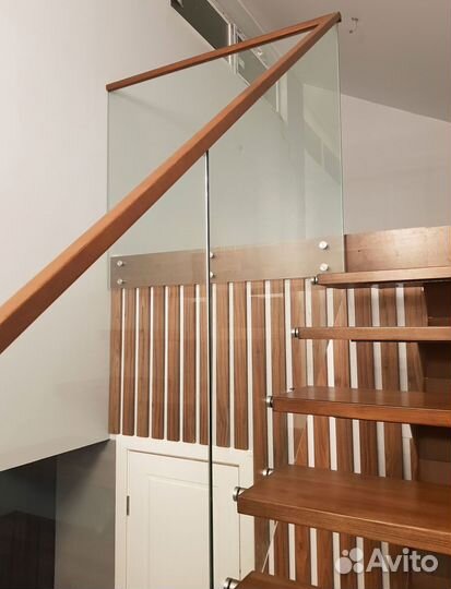 Стеклянное ограждение для лестницы