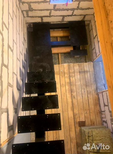 Лестница с забежными ступенями в коттедж