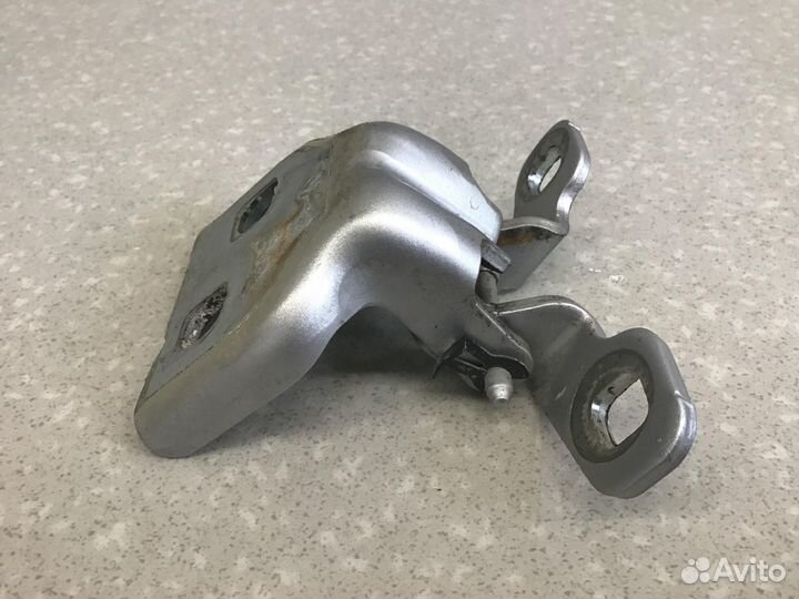 Петля двери передней правой нижняя Nissan Terrano