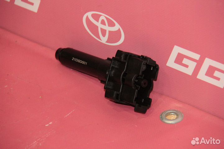 Форсунка омывателя правая Toyota Camry 14 - 17
