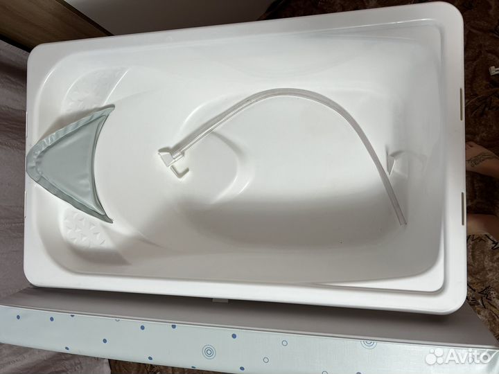 Пелинальный столик с ванночкой для купания малыша