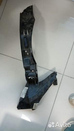 Кронштейн фары VW Touareg 07-10 правый (VAG)