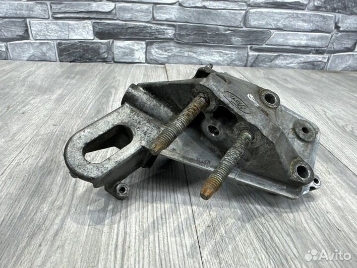 Кронштейн двигателя правый Ford Fusion 2008