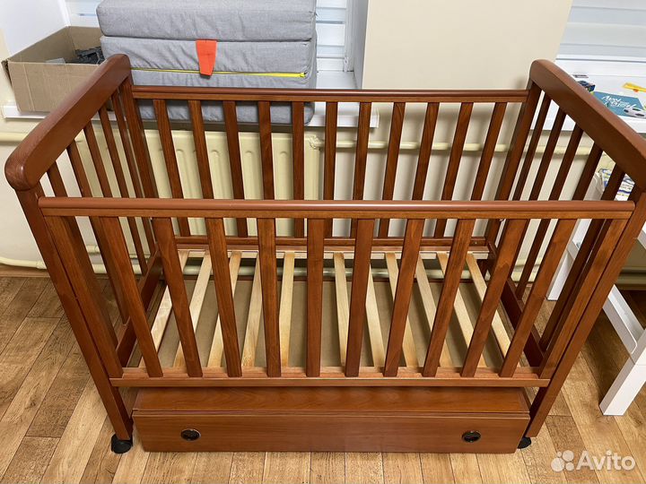 Детская кроватка с маятником и ящиком