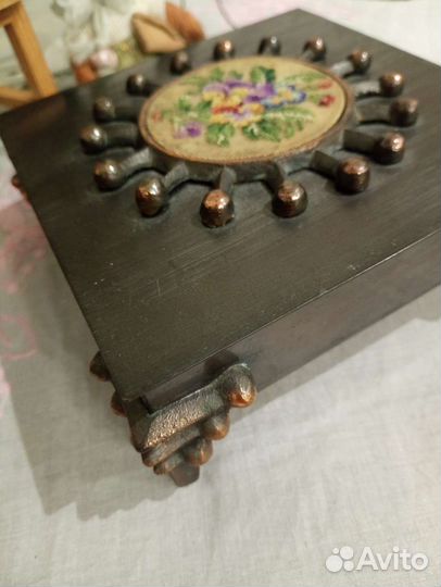 Антикварная шкатулка с вышивкой