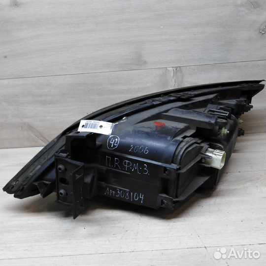 Фара правая Ford Mondeo 3 дефект крепления стекла