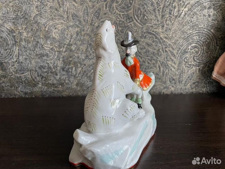 Статуэтка Барон Мюнхаузен с белым медведем
