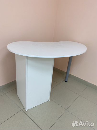 Маникюрный стол