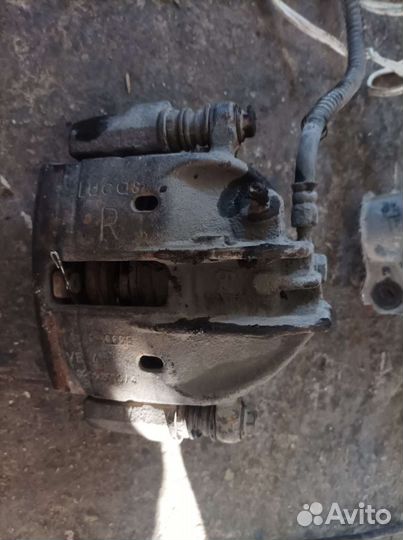 Передние суппорта Mitsubishi Carisma 2002