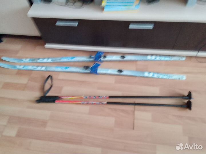 Лыжи (120 см) и палки (100 см)