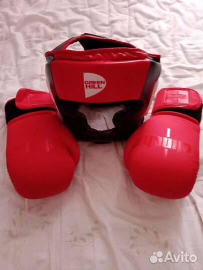Боксёрский шлем и перчатки