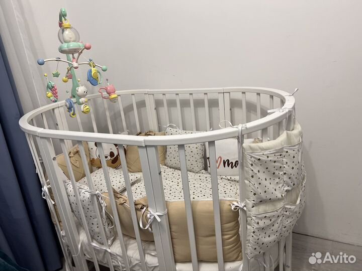 Детская кроватка с маятником белая