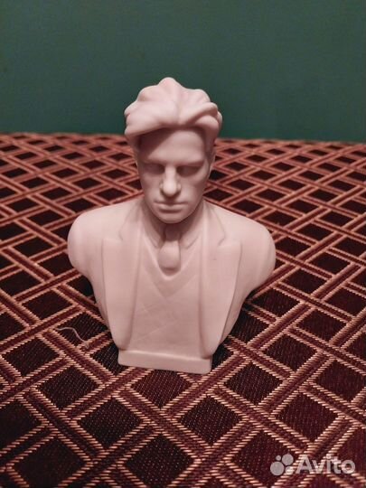 Продаётся бюст Маяковского лфз