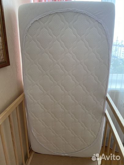 Детская кроватка с маятником