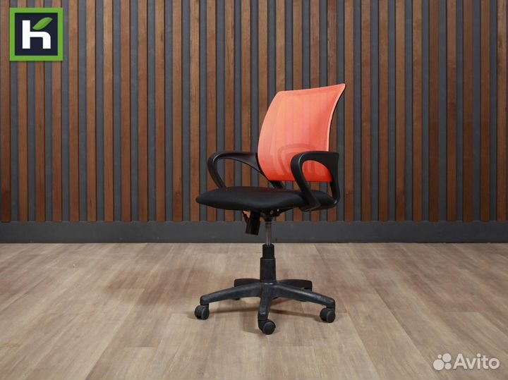 Офисное кресло на колесиках