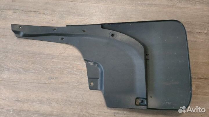 Брызговик задний левый Toyota Land Cruiser 200