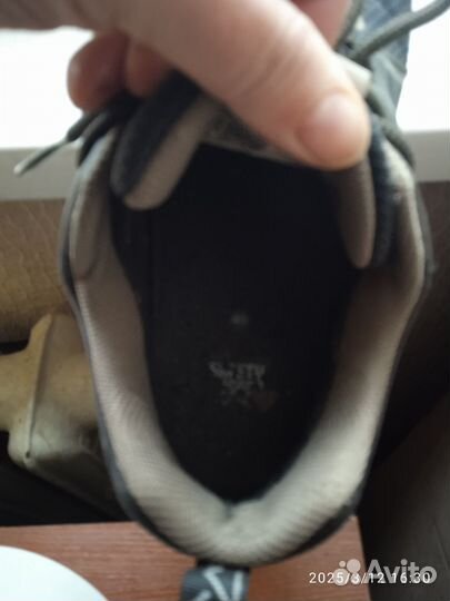 Продать кроссовки