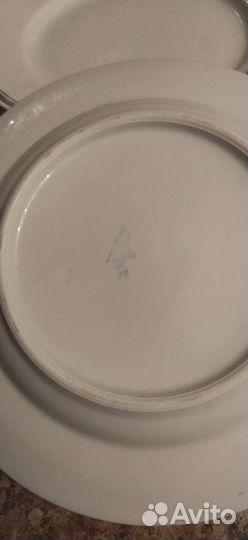 Редкие тарелки, вилки ресторана гостиницы 