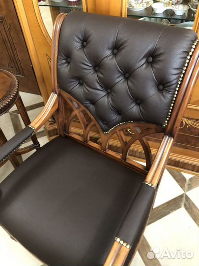 Два кресла и столик