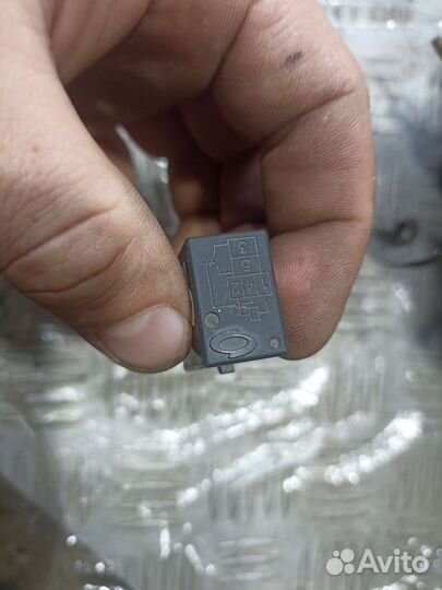 Реле чёрное 5 контактов Nissan