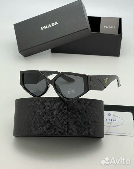 Солнцезащитные очки prada