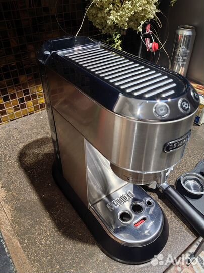Рожковая кофемашина Delonghi dedica EC 685