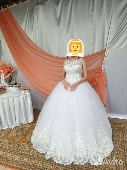 Свадебное платье со шлейфом