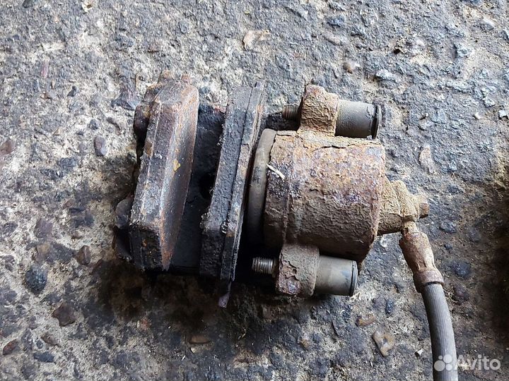 Суппорт передний Фольксваген Гольф5 1.4