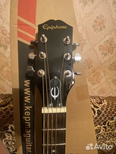 Акустическая гитара