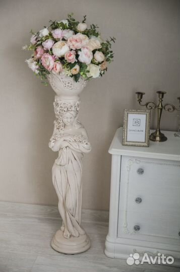 Напольные статуи и вазы с искусственными цветами