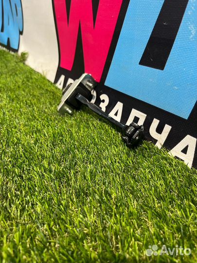 Ограничитель открывания двери передней правой